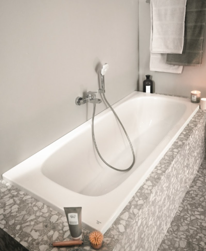Baden in licht: kleine badkamer in grijstinten